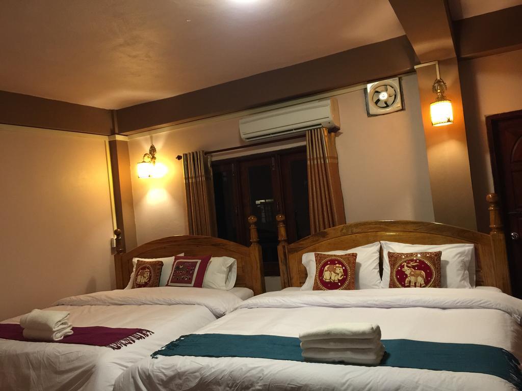 Happy River View Hotel Vang Vieng Esterno foto