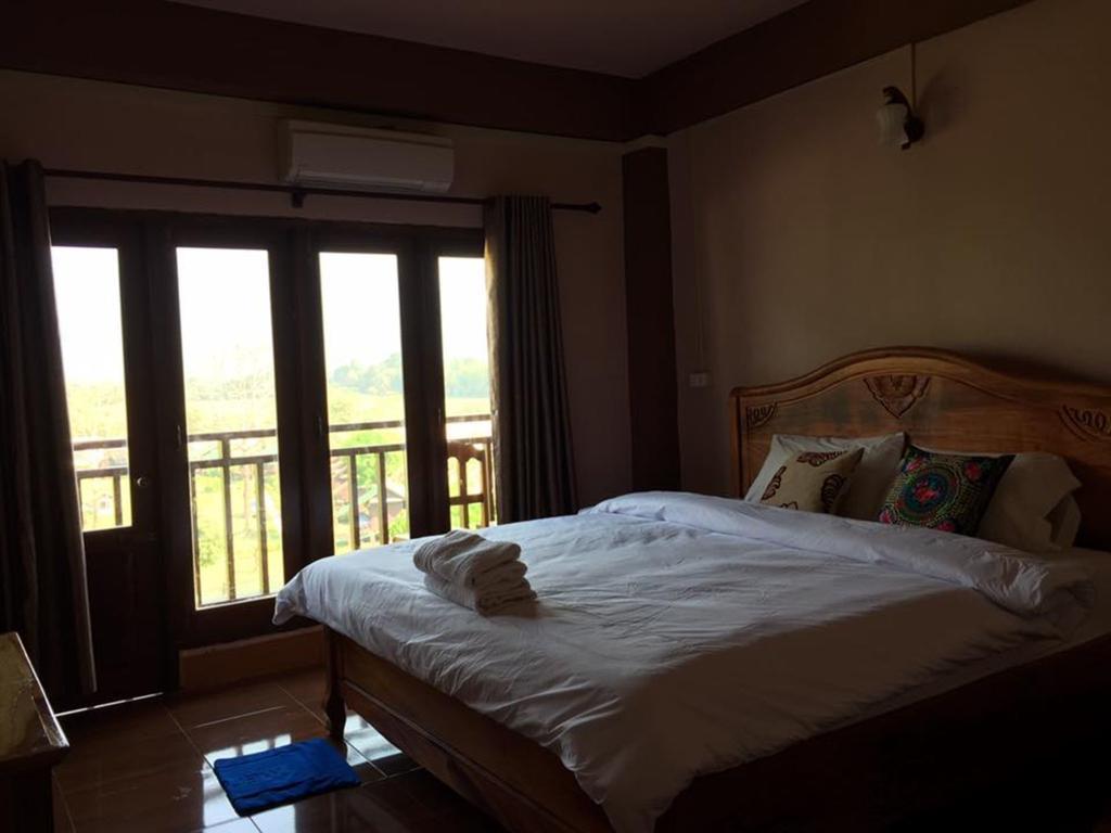 Happy River View Hotel Vang Vieng Esterno foto