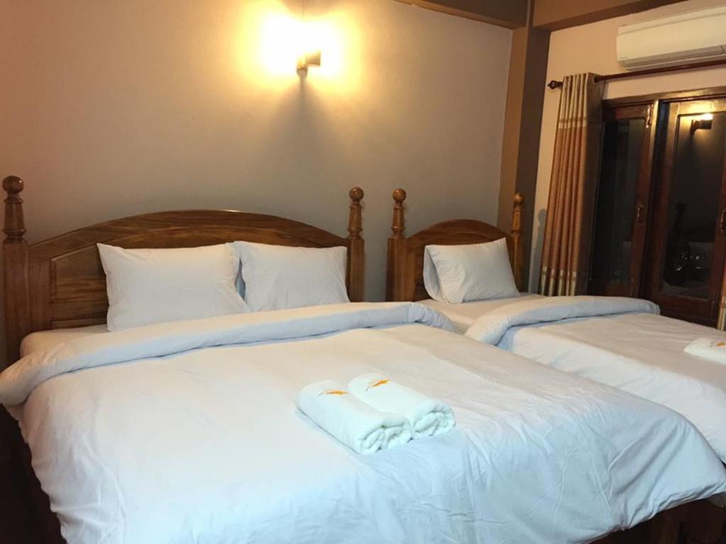 Happy River View Hotel Vang Vieng Esterno foto