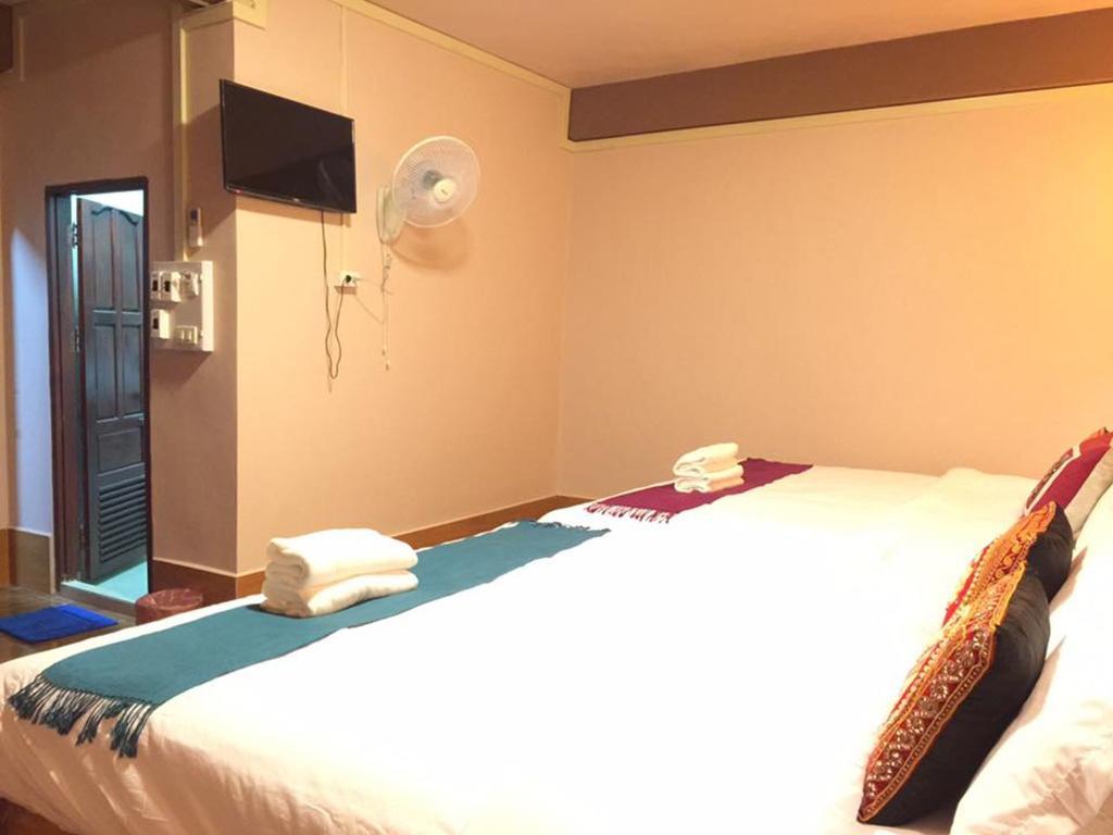 Happy River View Hotel Vang Vieng Esterno foto