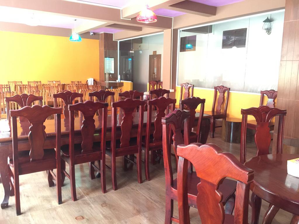 Happy River View Hotel Vang Vieng Esterno foto