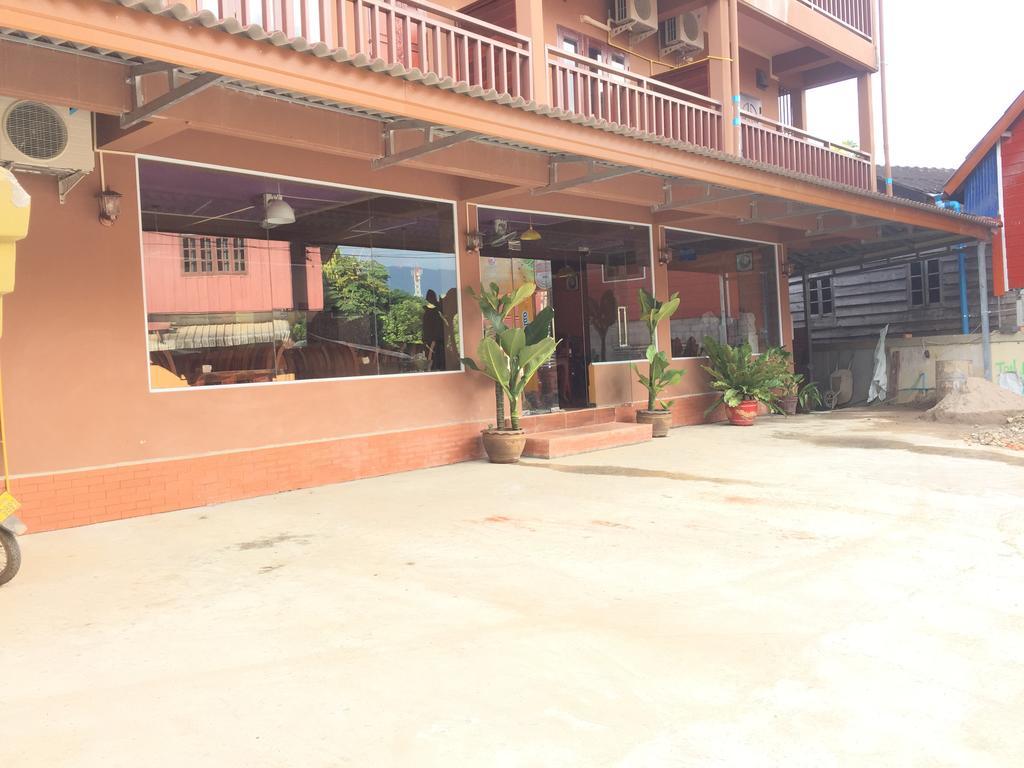 Happy River View Hotel Vang Vieng Esterno foto