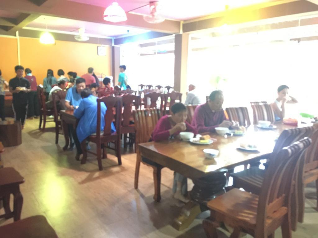 Happy River View Hotel Vang Vieng Esterno foto